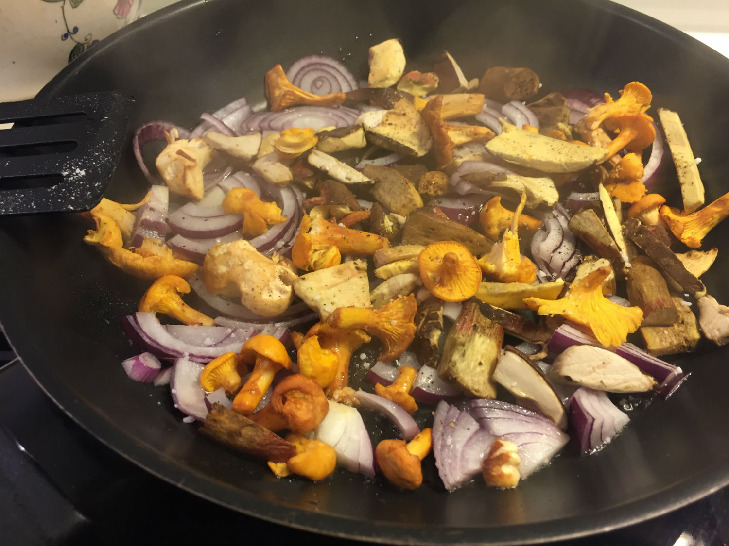 svampeomelet med kantareller og pigsvampe
