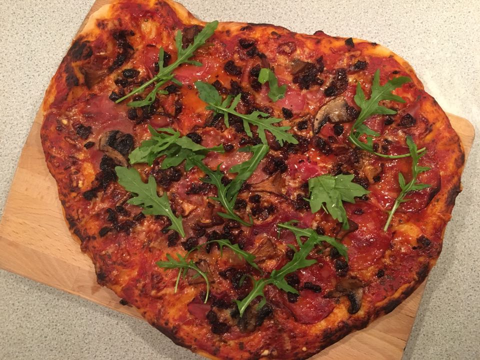 pizza med kantareller, skinke og parmesan