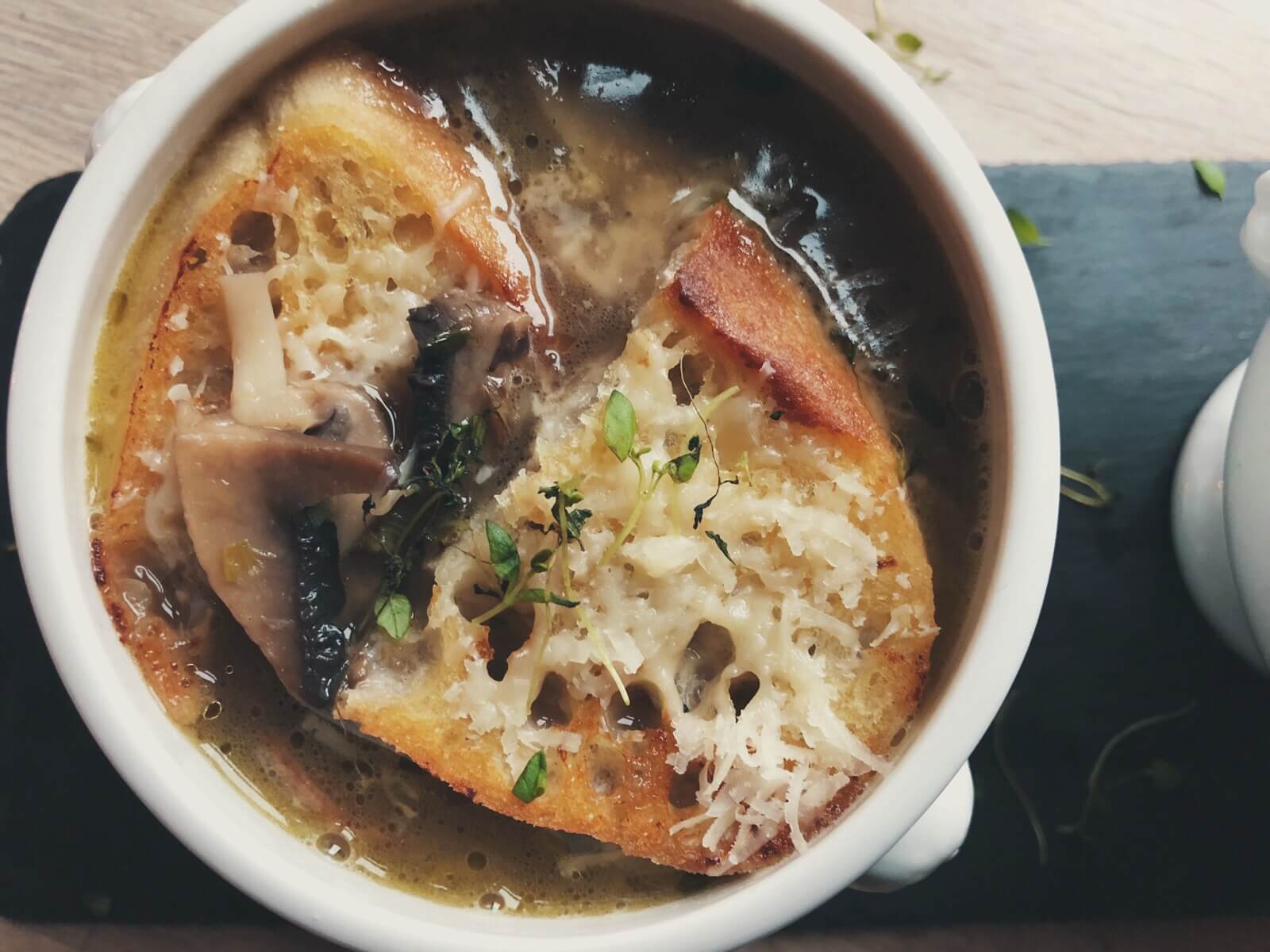 Fransk løgsuppe med svampe opskrift