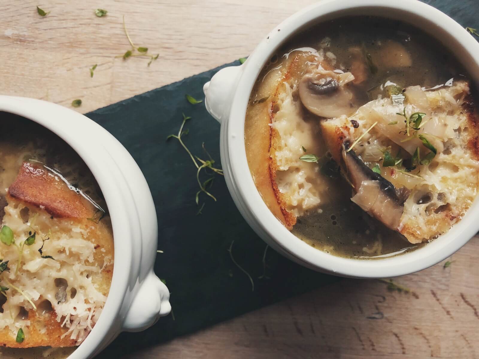 Fransk løgsuppe med svampe