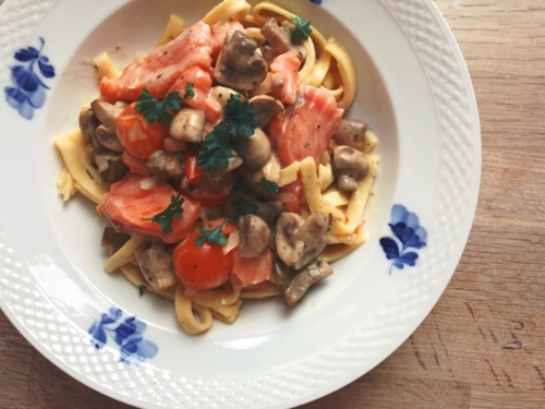 frisk pasta med svampe og laks