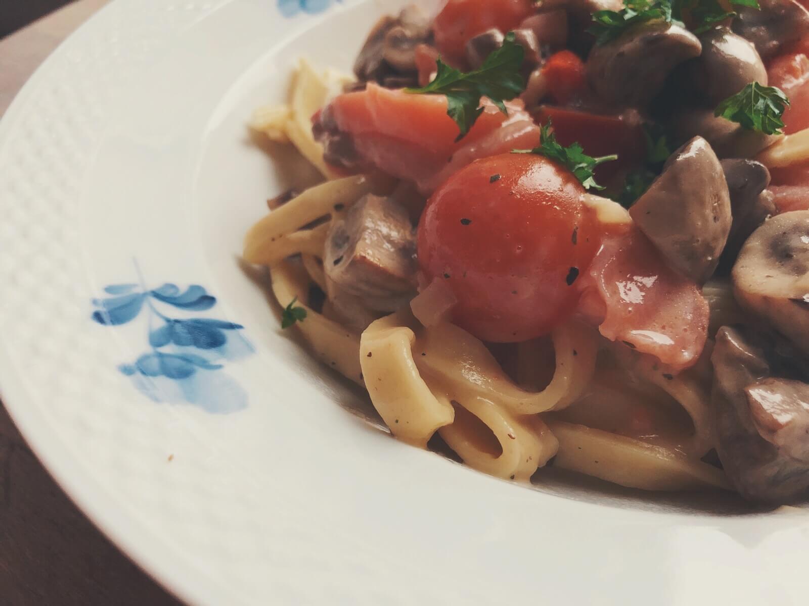 frisk pasta med svampe og laks side