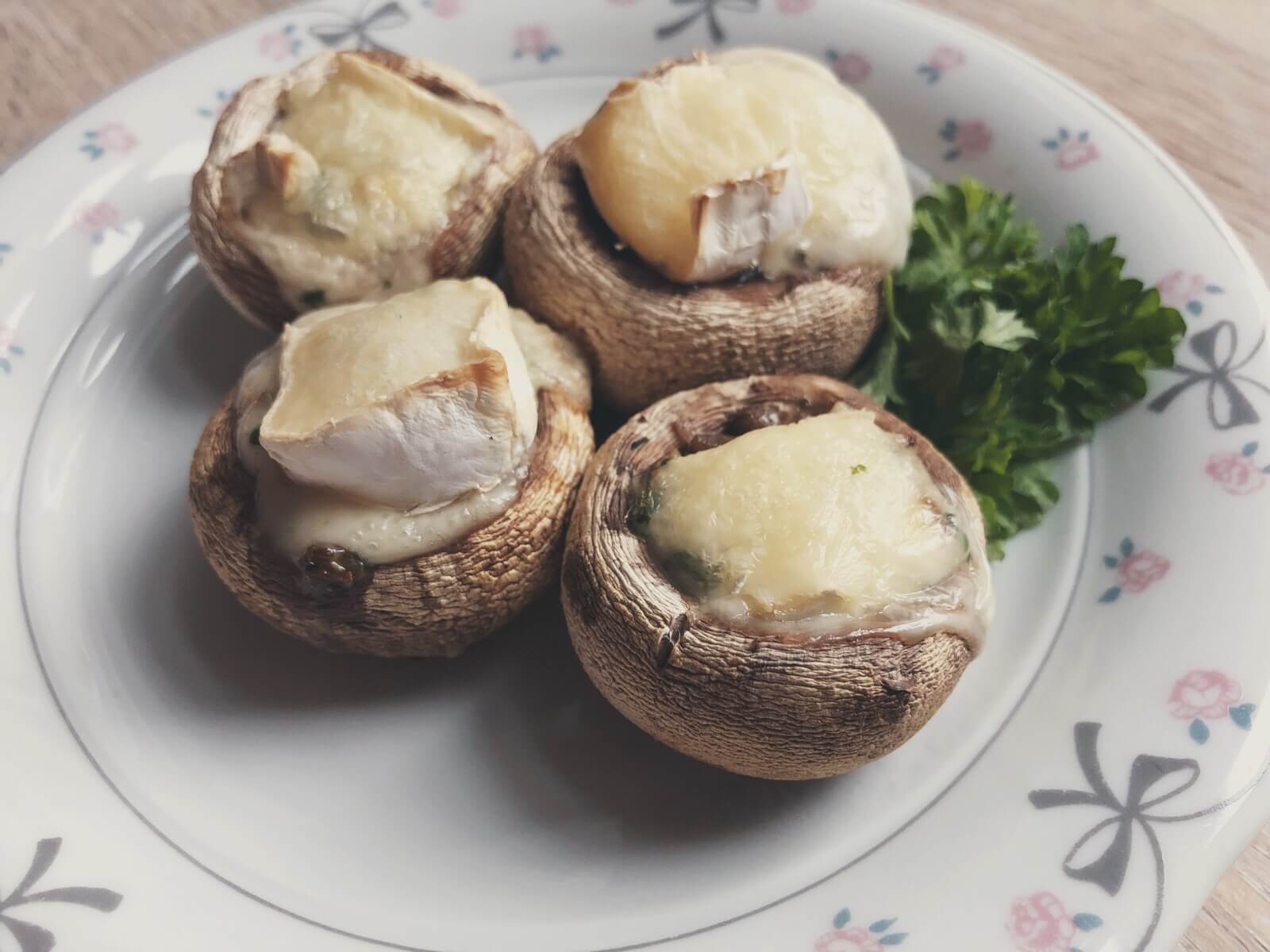 fyldte svampe med brie