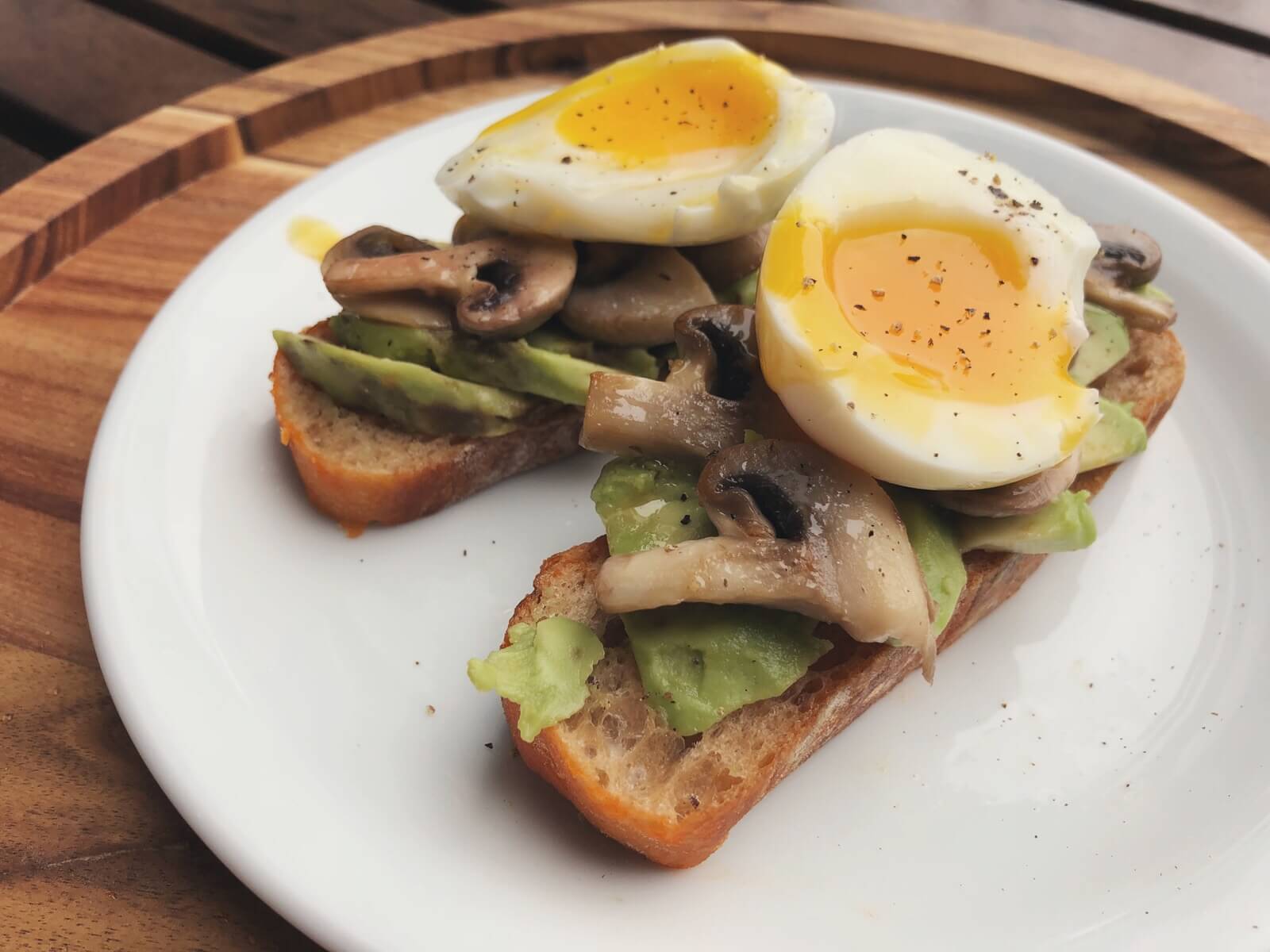 Svampemad med avocado og æg