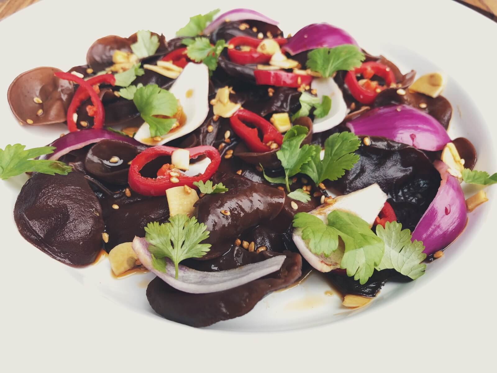 Svampesalat med Judasøre opskrift