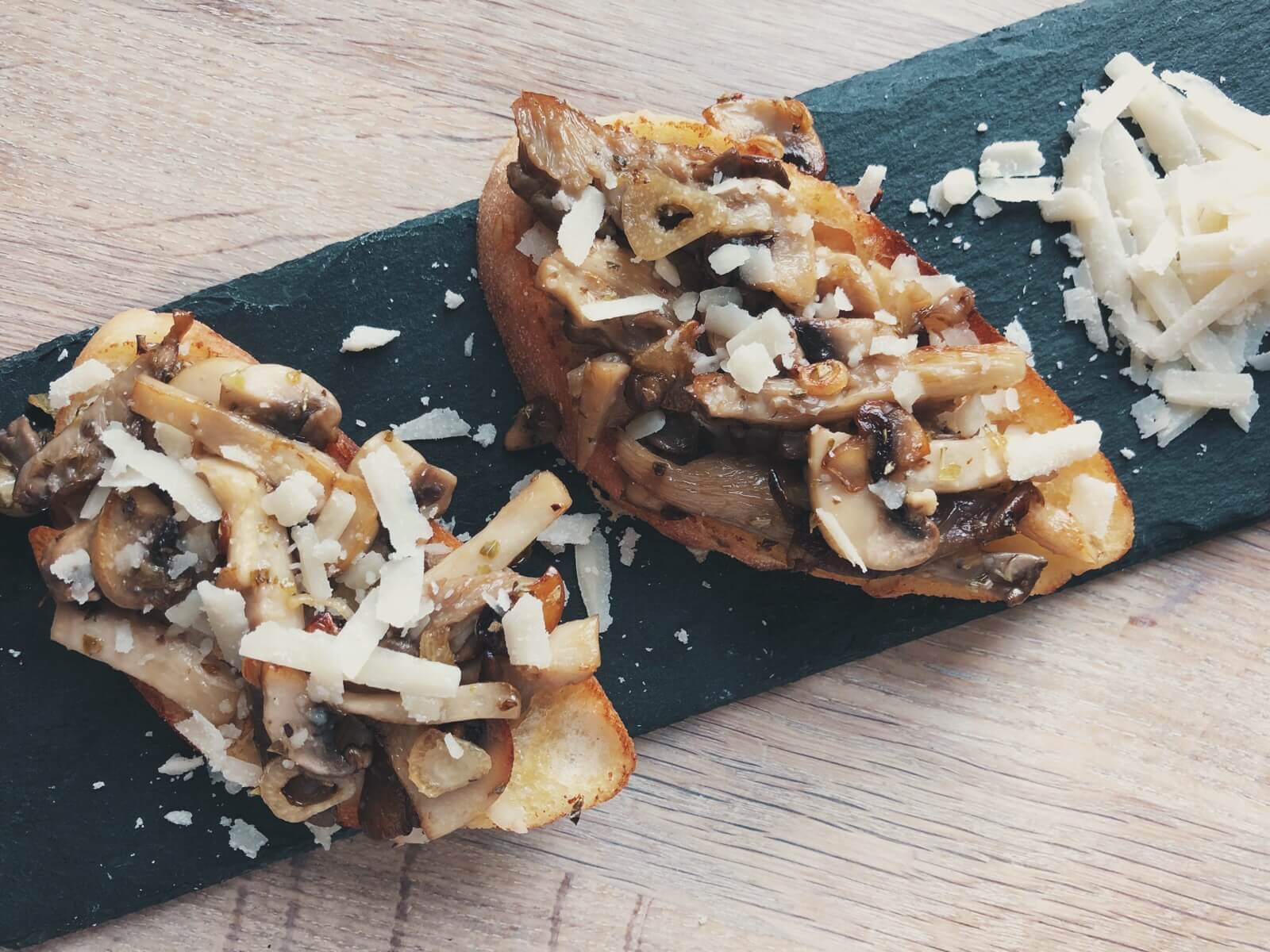 svampetoast med parmesan opskrift