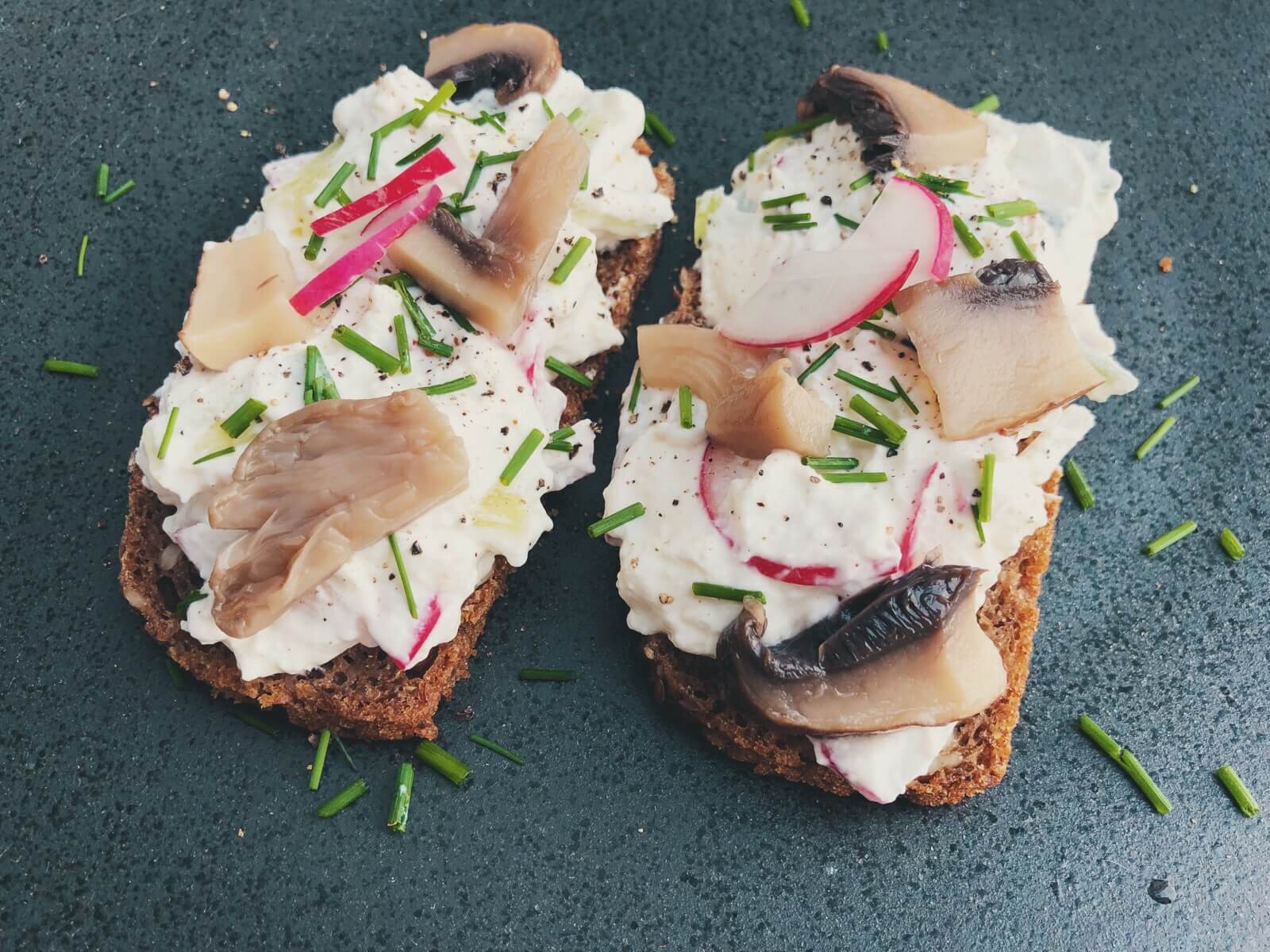 rygeostsalat med syltede svampe mad