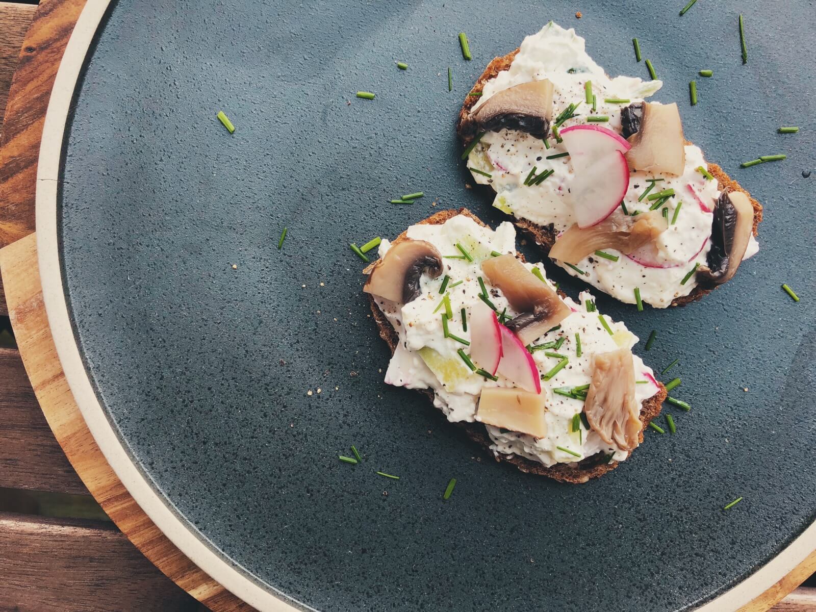 rygeostsalat med syltede svampe opskrift ingredienser