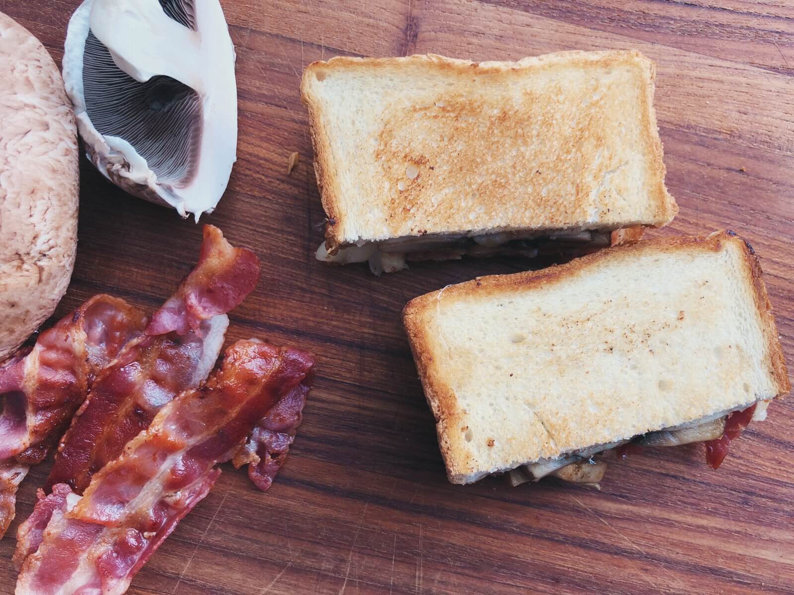 grillet sandwich med ost, svampe og bacon opskrift