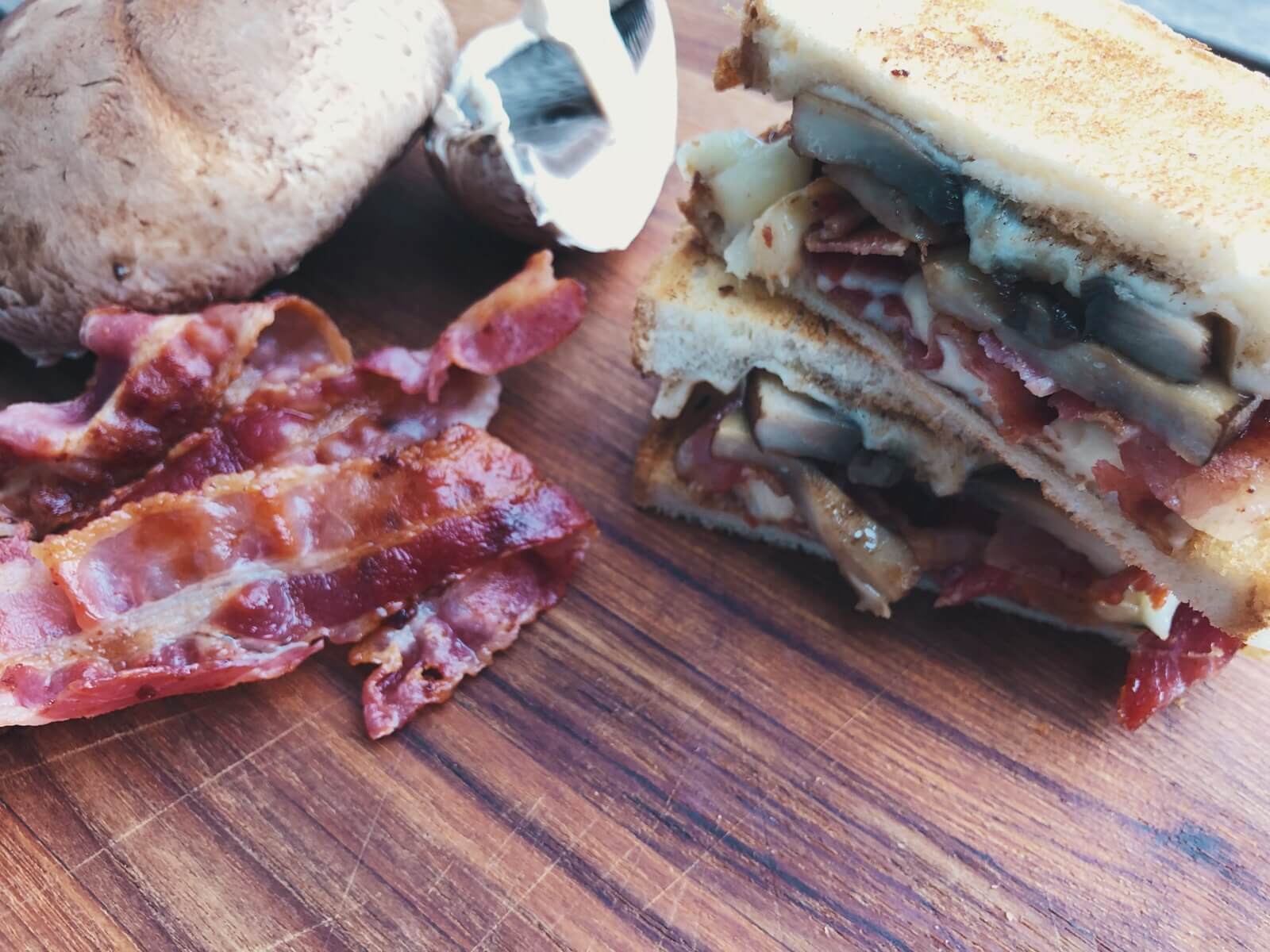 grillet sandwich med ost, svampe og bacon