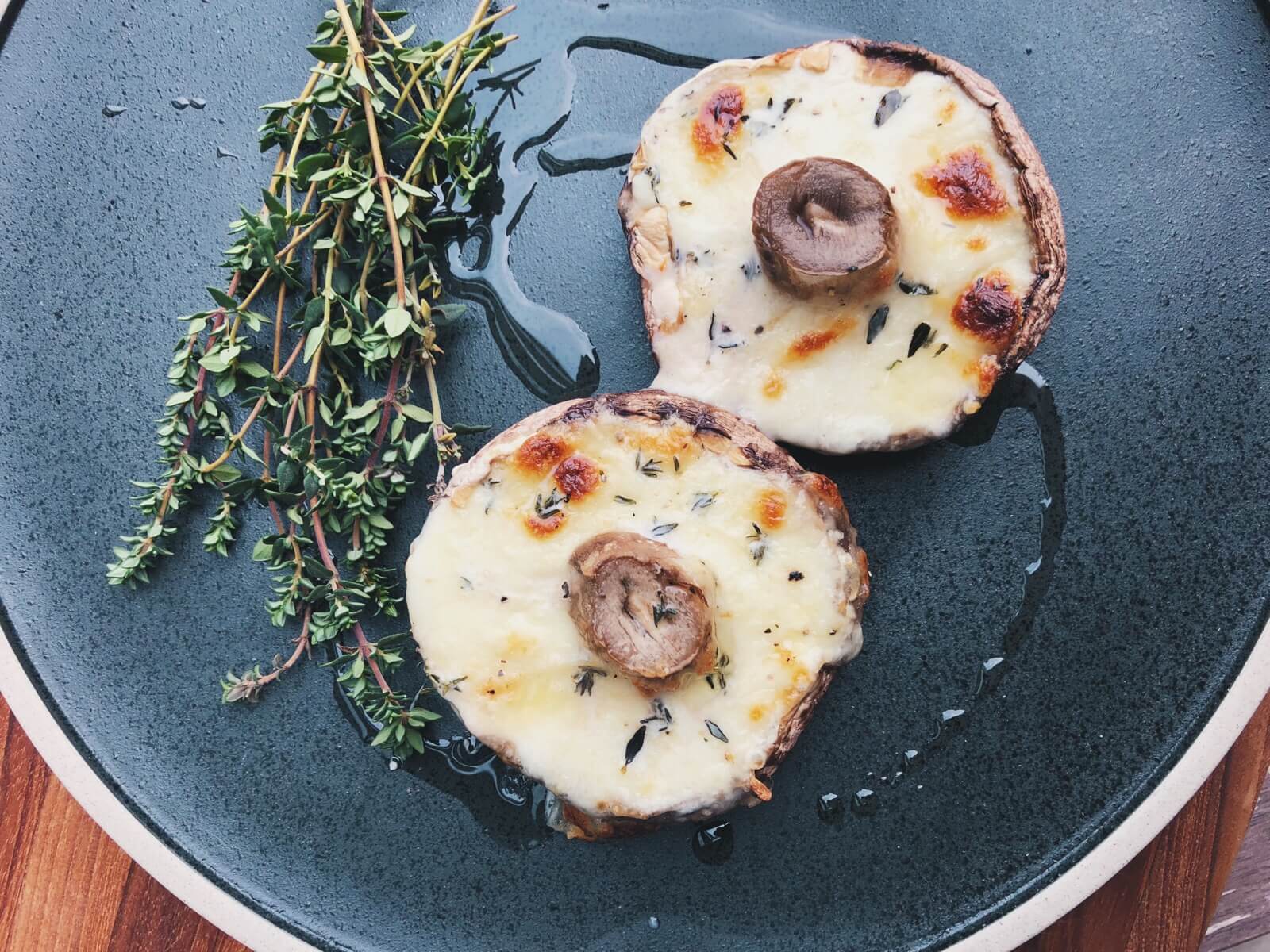 ovnbagt portobello med mozzarella og timian opskrift
