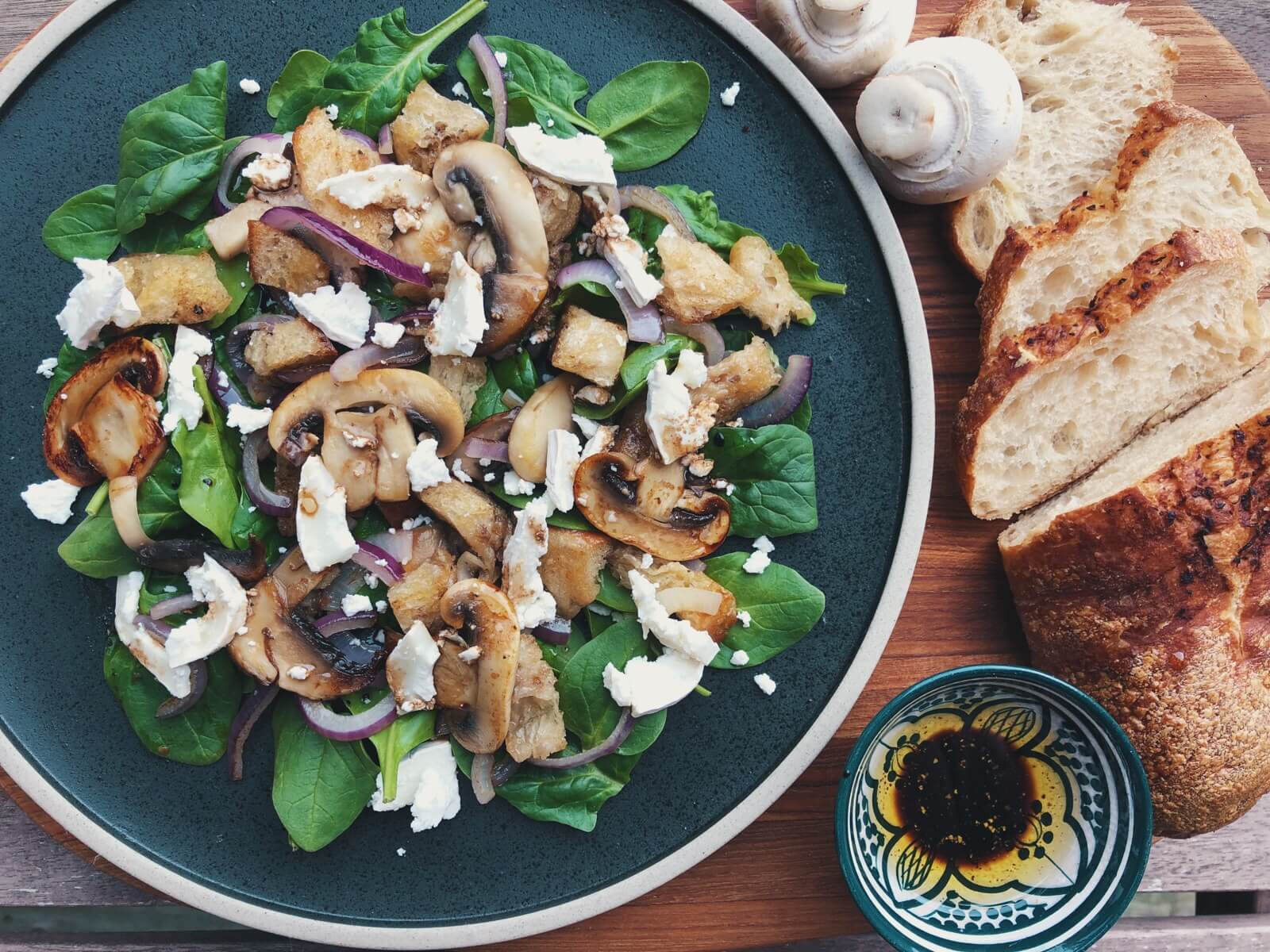 svampesalat med spinat og gedeost