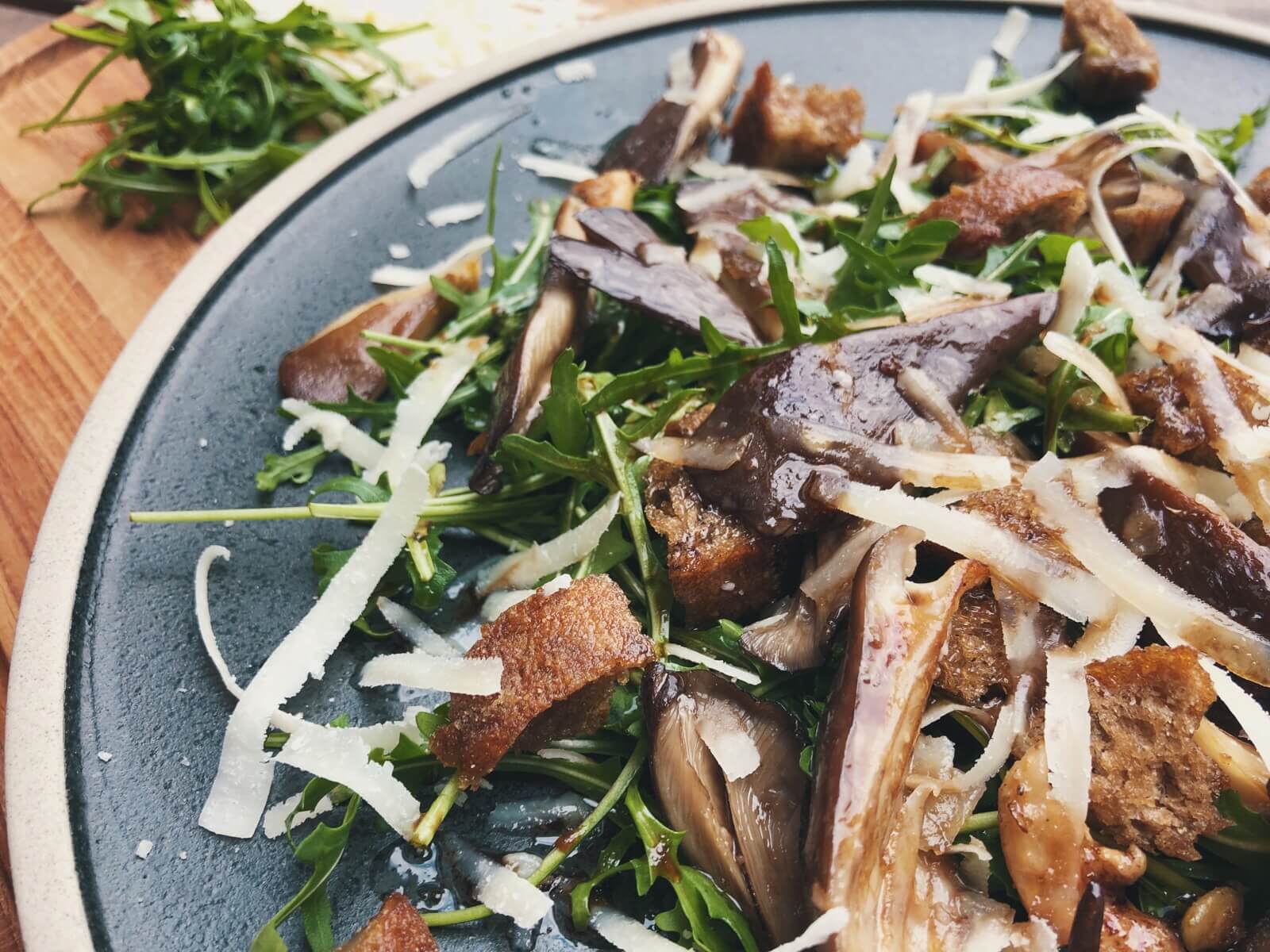 svampesalat med østershatte og parmesan opskrift