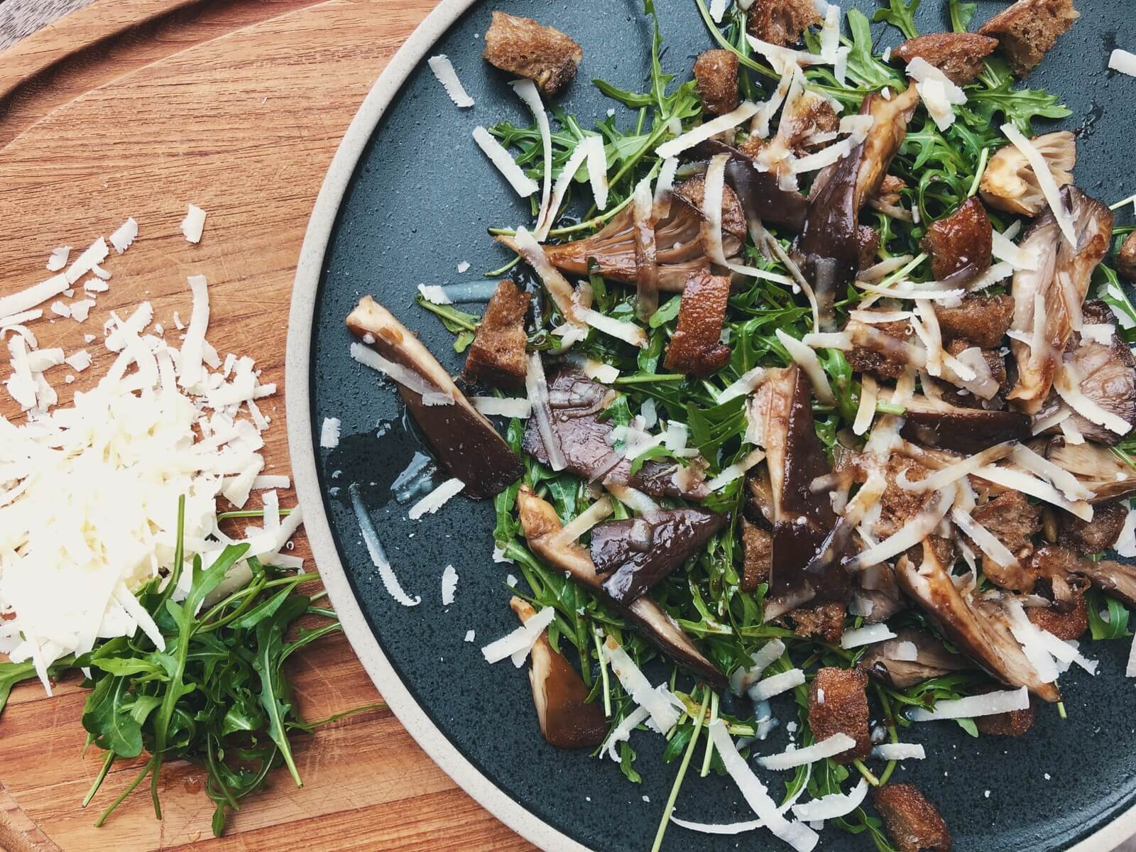 svampesalat med østershatte og parmesan