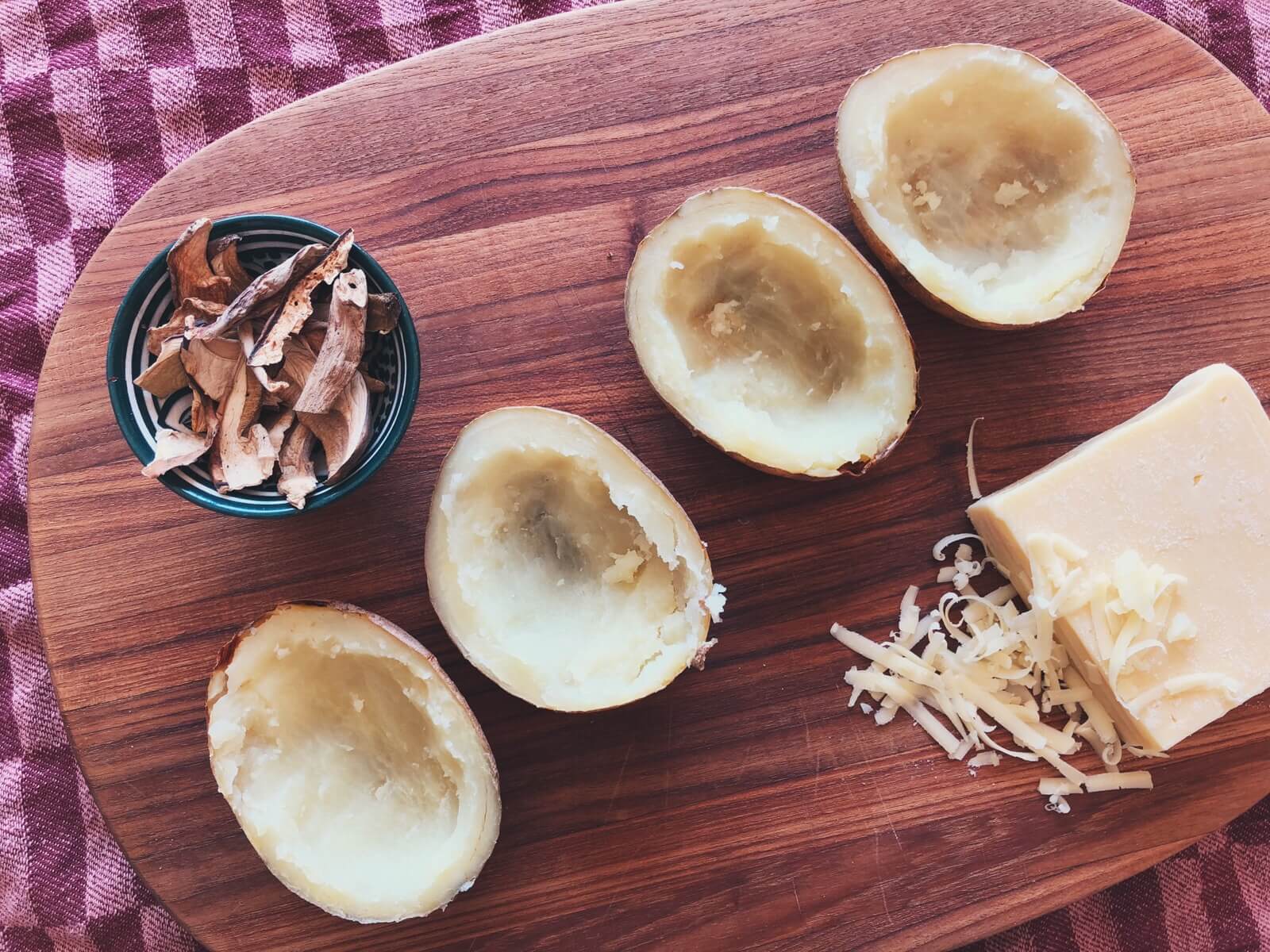 Bagt Kartoffel med Karl Johan og cheddar ingredienser
