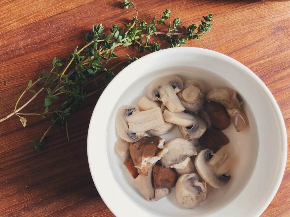 Brød med saltede svampe ingredienser