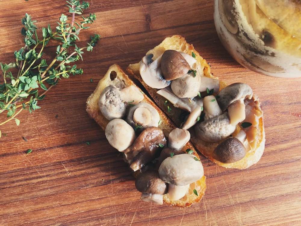 Brød med saltede svampe