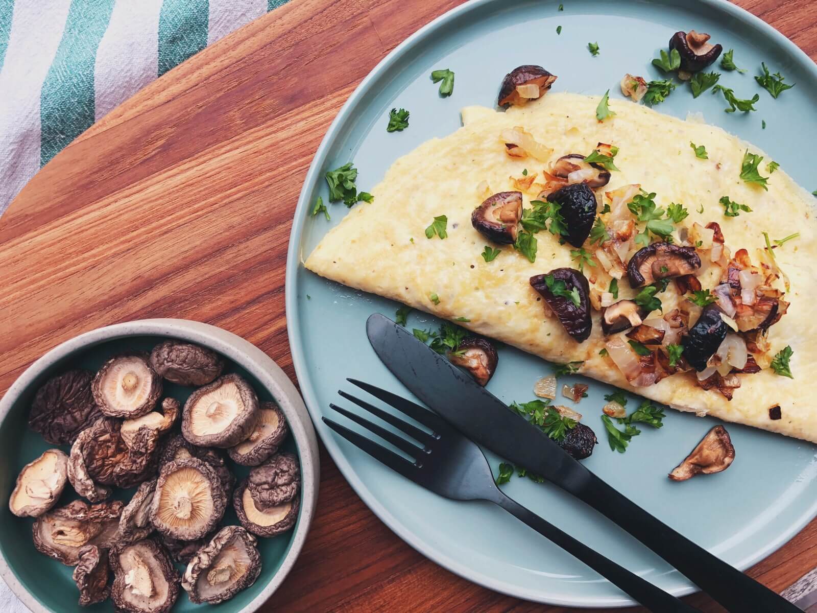 omelet med shiitake svampe og persille