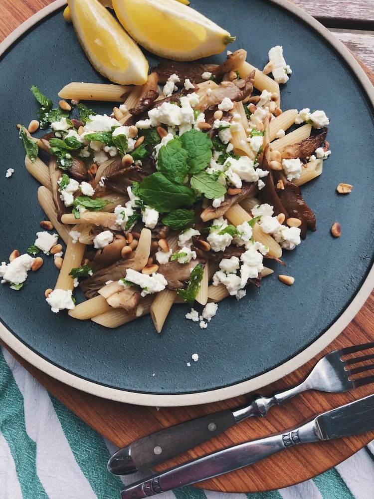 Pasta med østershatte, feta og mynte opskrift