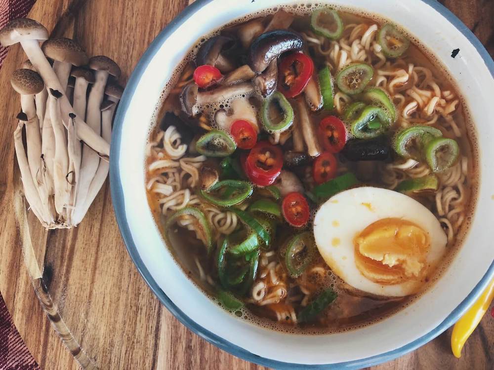 Ramen med shiitake og bøgehatte ingredienser
