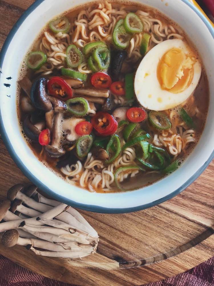 Ramen med shiitake og bøgehatte opskrift