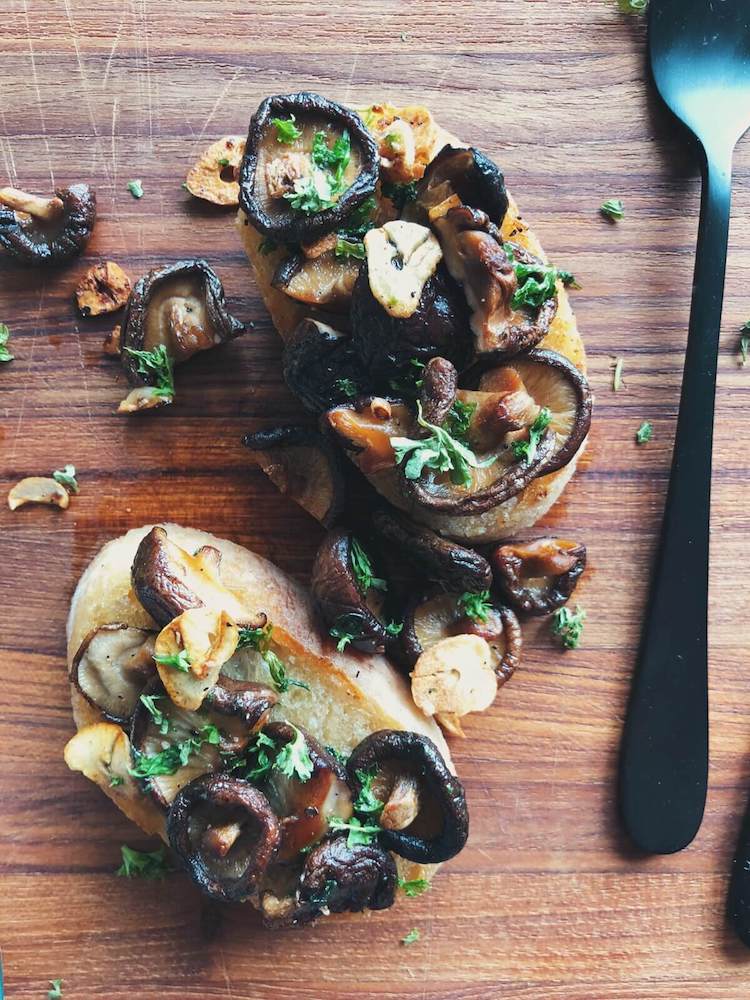 Svampetoast med shiitake og hvidløg ingredienser