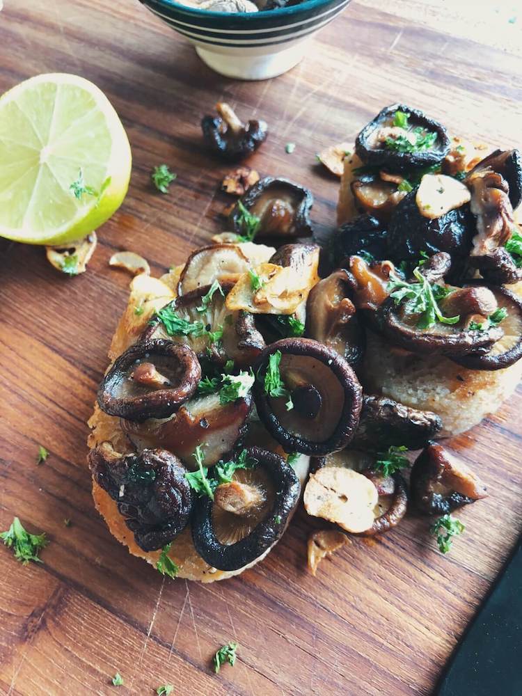 Svampetoast med shiitake og hvidløg opskrift