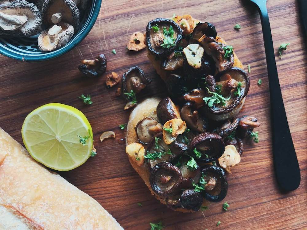 Svampetoast med shiitake og hvidløg