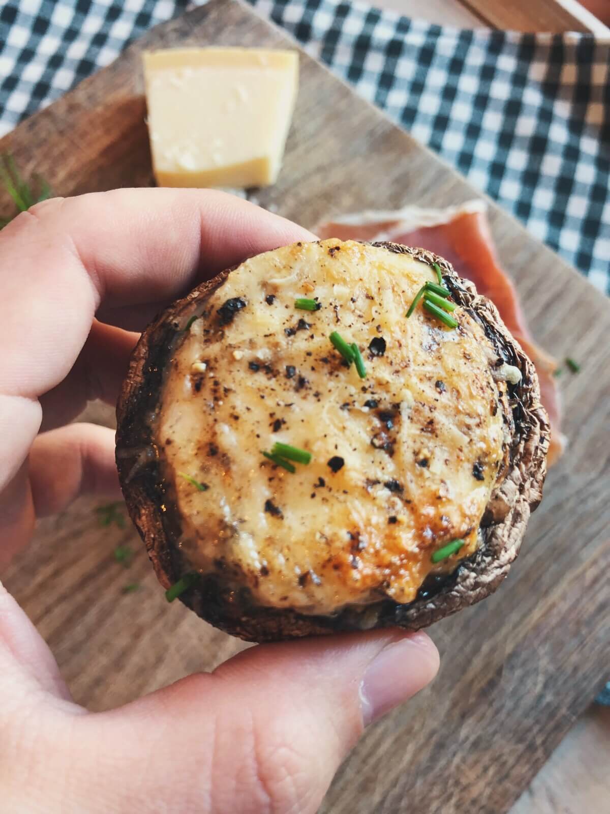 Fyldt portobello med æg og parmesan opskrift