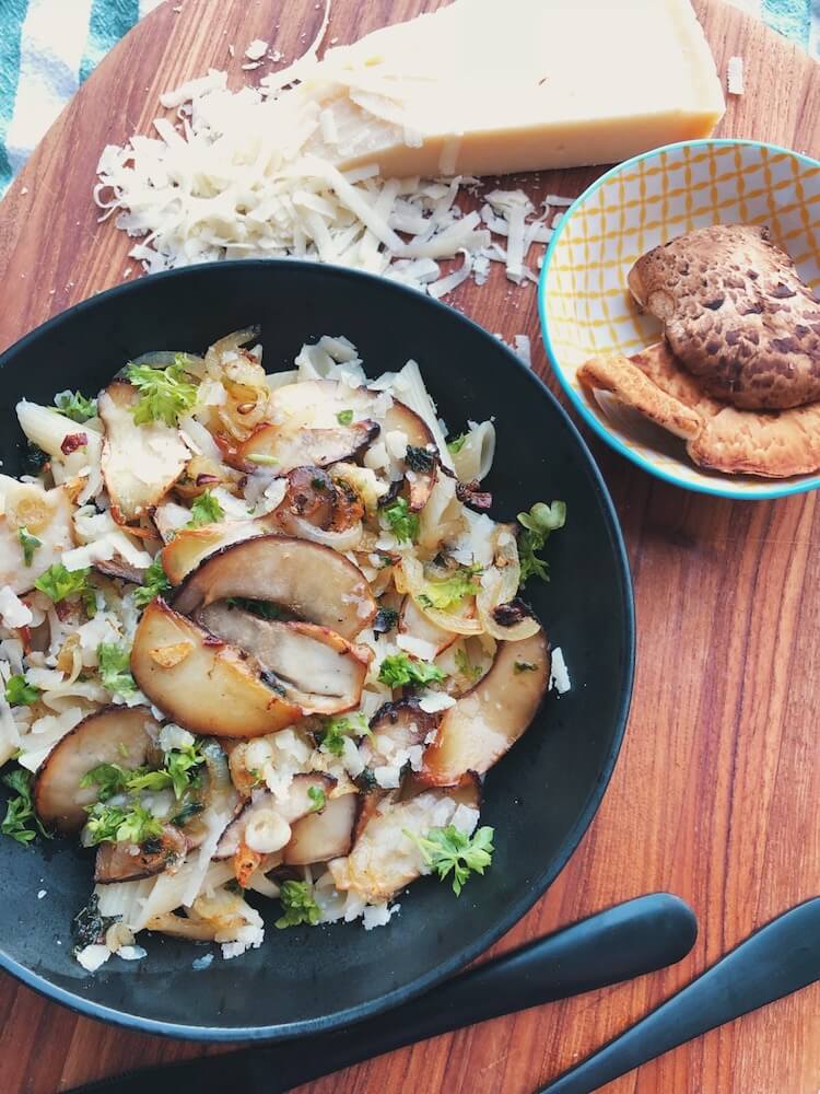 Pasta med Skællet Stilkporesvamp og parmesan opskrift