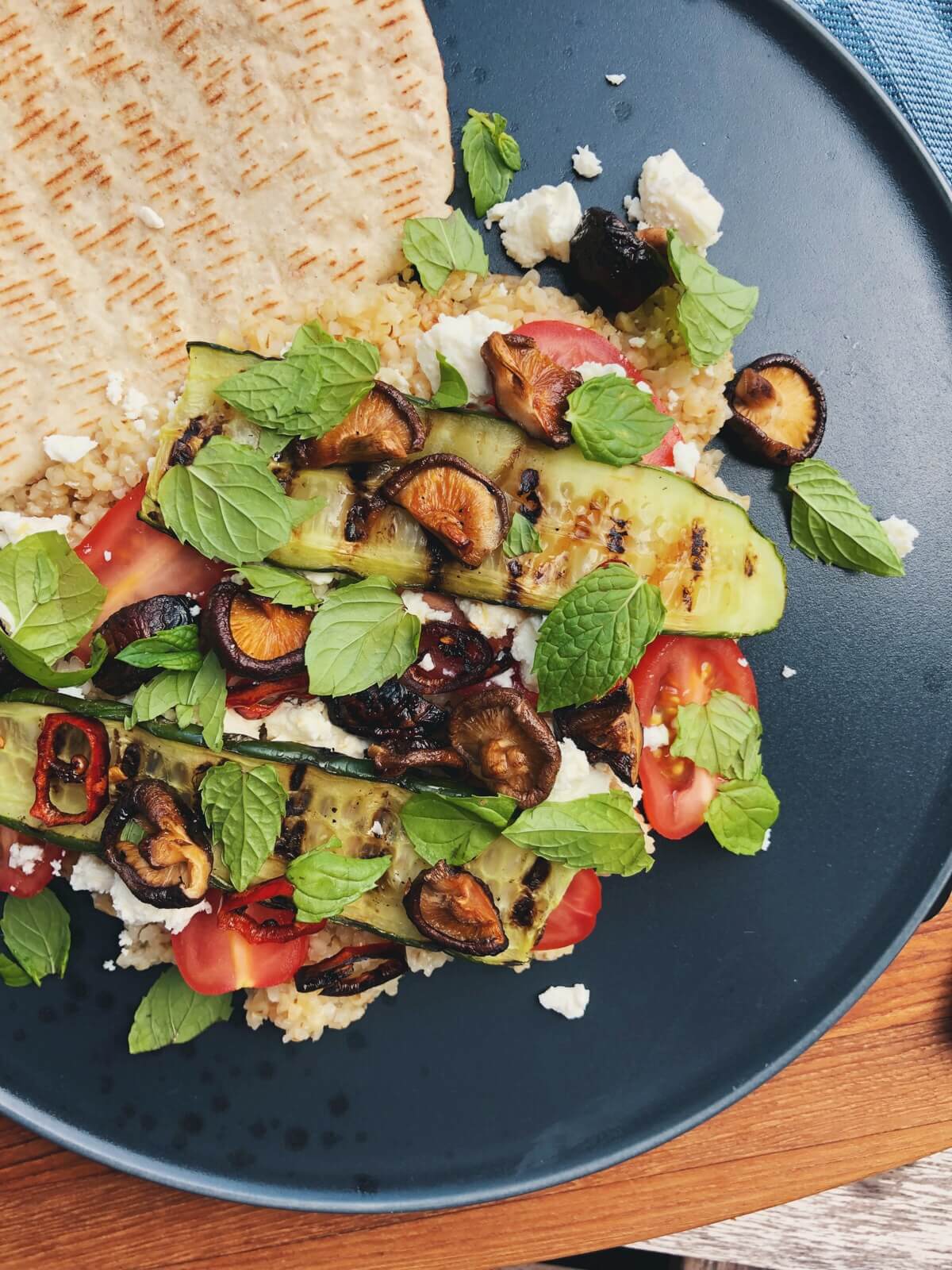 Bulgursalat med shiitake, tomat og feta ingredienser