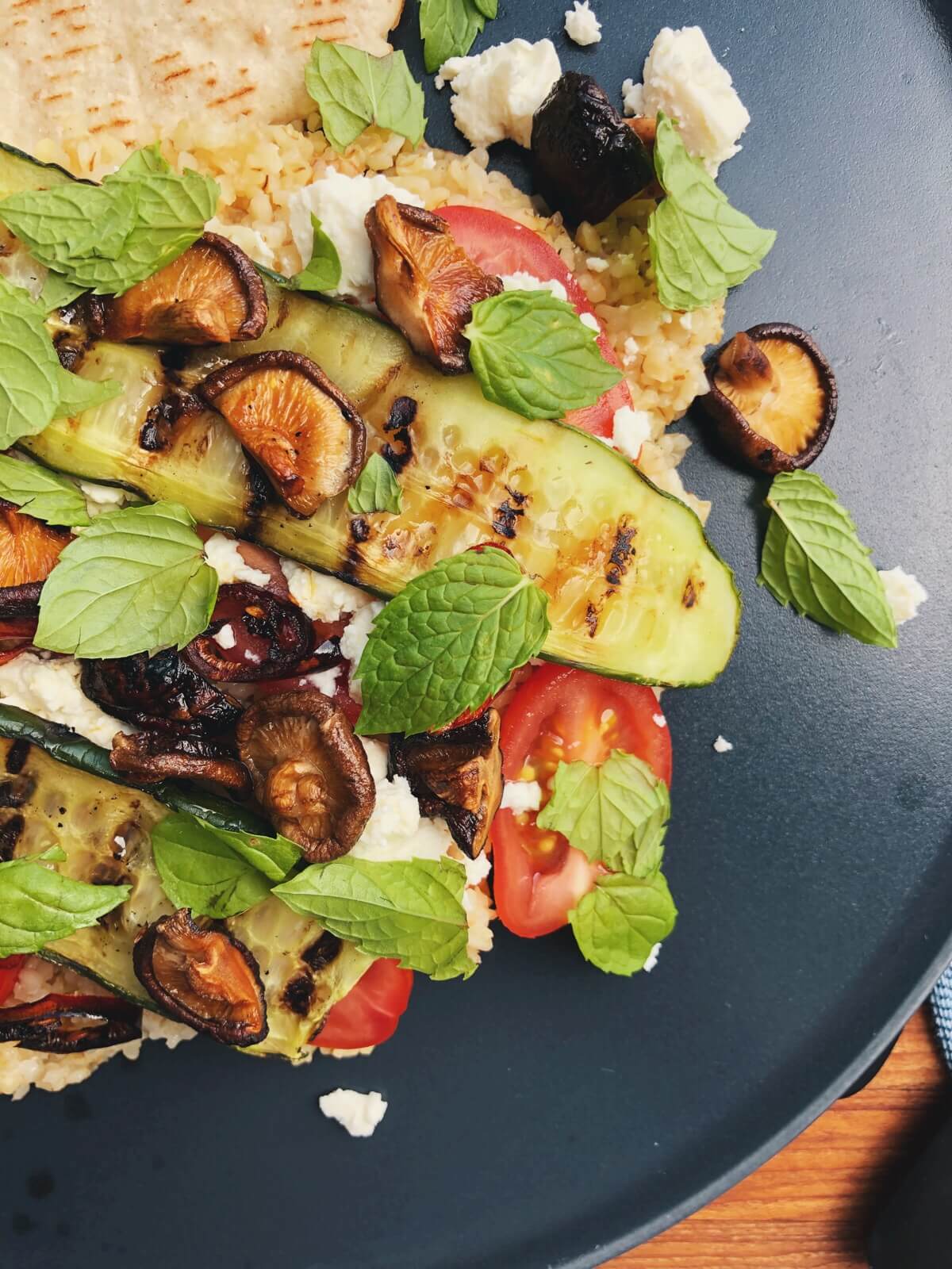 Bulgursalat med shiitake, tomat og feta opskrift