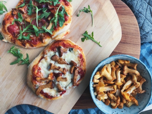 Focaccia pizza med kantareller