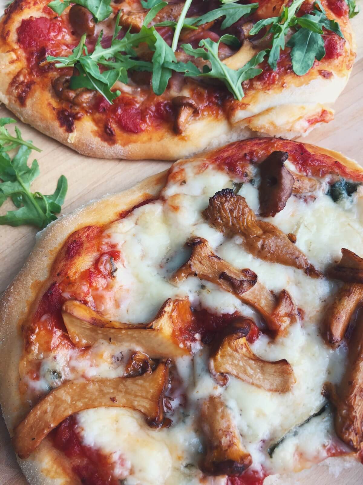 Focaccio pizza med kantareller opskrift