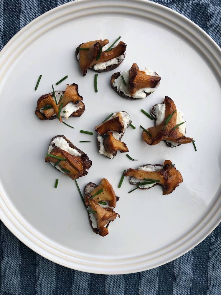 Ristet rugbrød med kantareller og peberrodscreme ingredienser