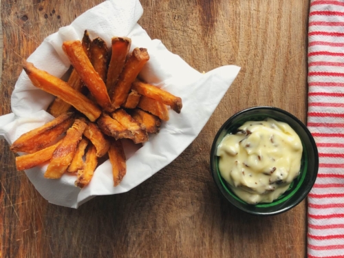 Sweet potato fries med indigo-mayo