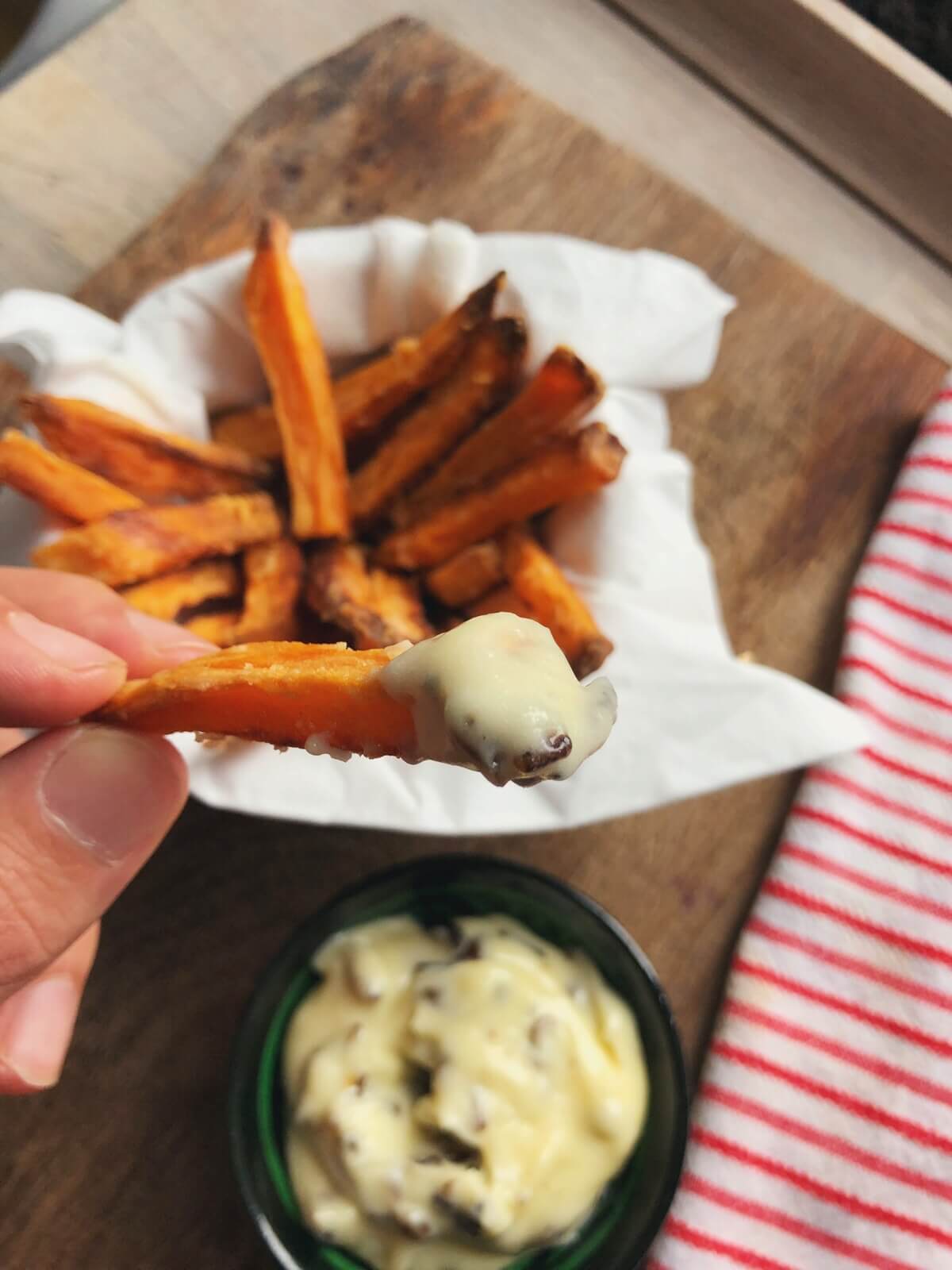 Sweet potato fries med indigo-mayo opskrift