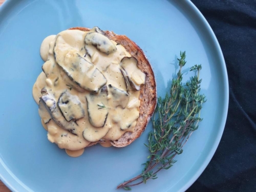 Flødestuvet indigo-rørhat på brød