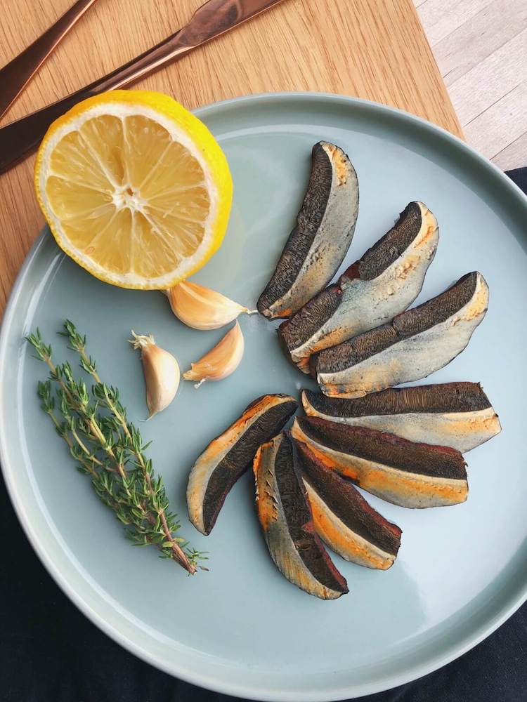 Flødestuvet indigo-rørhat på brød ingredienser
