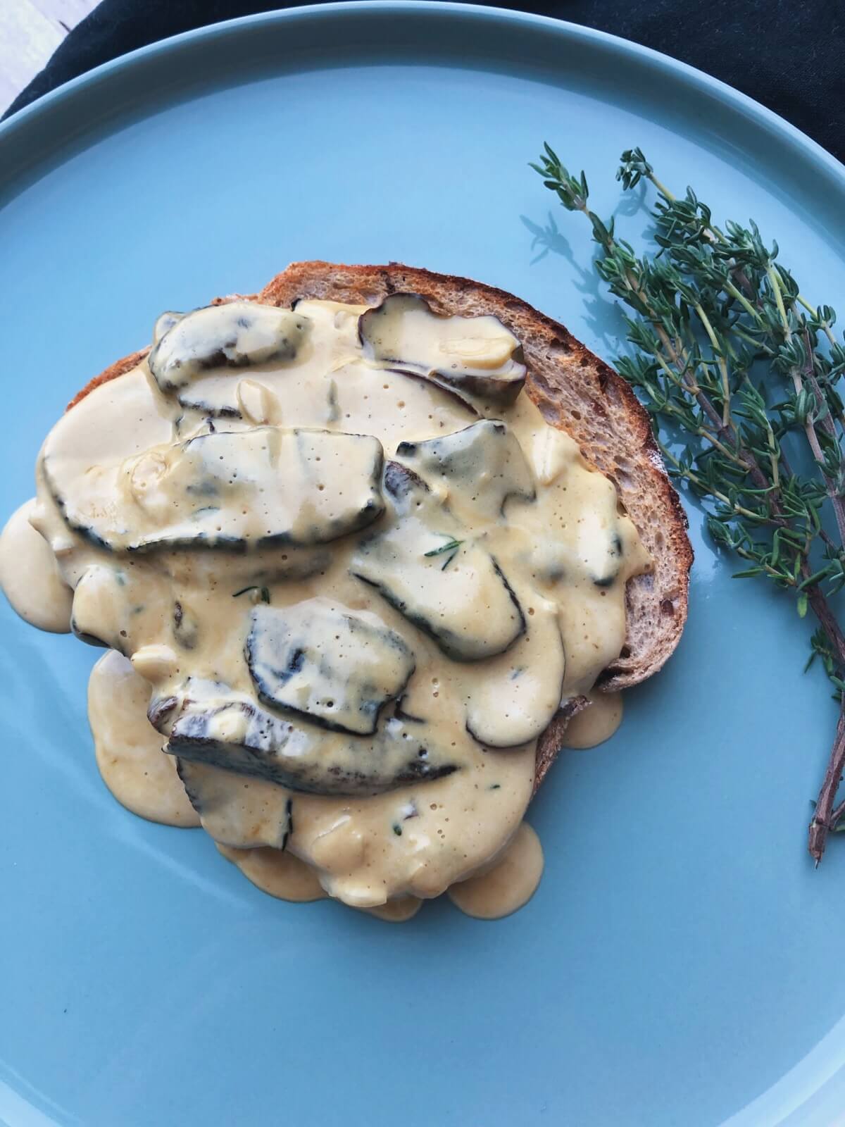 Flødestuvet indigo-rørhat på brød opskrift