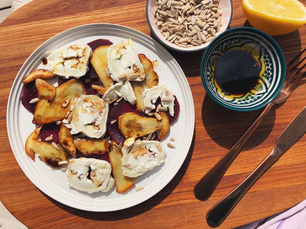 Rødbedesalat med Karl Johan og gedeost
