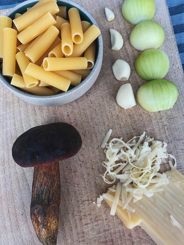 Rigatoni med indigo-rørhat og rosmarin ingredienser