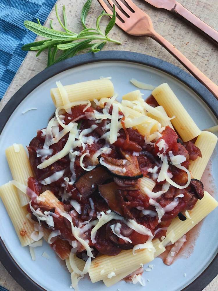 Rigatoni med indigo-rørhat og rosmarin opskrift