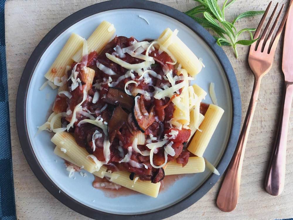 Rigatoni med indigo-rørhat og rosmarin