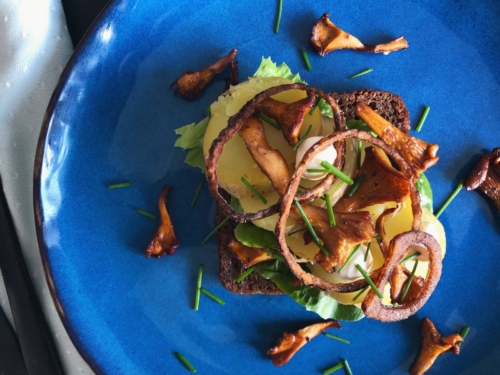 Kartoffelmad med ristede løg og kantareller