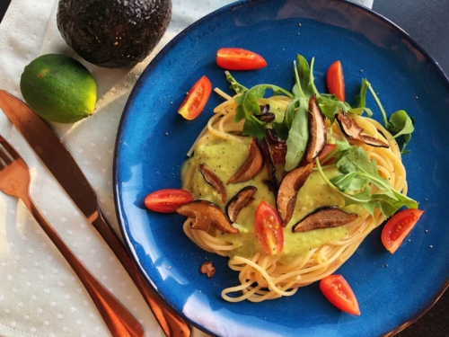 Pasta med Brunstokket Rørhat og avokado creme